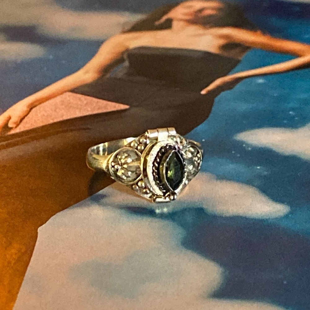 Dark green gem poison ring size 7.5 silver 925